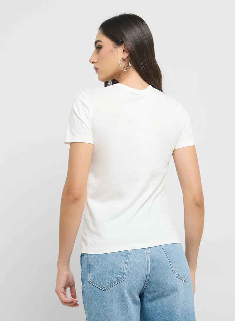 اونلي تيشيرت برقبة دائرية بتفاصيل جرافيك